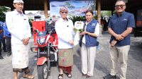 BUPATI Satria didampingi Wabup Tjok Surya menerima bantuan Program Armada Terpadu dari PT SMI di Kantor Bupati Klungkung, Senin (28/9/2026). Foto: ist BUPATI Satria didampingi Wabup Tjok Surya menerima bantuan Program Armada Terpadu dari PT SMI di Kantor Bupati Klungkung, Senin (28/9/2026). Foto: ist