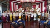 KASI Peserta Didik dan Pembangunan Karakter Bidang Pembinaan SD Disdikpora Kota Denpasar, I Made Yudi Karnanda, foto bersama siswa usia membuka ajang FTBI 2026 tingkat SD di Denpasar, Rabu (16/9/2026). Foto: ist KASI Peserta Didik dan Pembangunan Karakter Bidang Pembinaan SD Disdikpora Kota Denpasar, I Made Yudi Karnanda, foto bersama siswa usia membuka ajang FTBI 2026 tingkat SD di Denpasar, Rabu (16/9/2026). Foto: ist