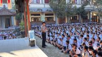 BHABINKAMTIBMAS Desa Manukaya, Polsek Tampaksiring, memberi edukasi keselamatan berlalu lintas dan kenakalan remaja kepada siswa SMP Negeri 1 Tampaksiring. Foto: ist BHABINKAMTIBMAS Desa Manukaya, Polsek Tampaksiring, memberi edukasi keselamatan berlalu lintas dan kenakalan remaja kepada siswa SMP Negeri 1 Tampaksiring. Foto: ist
