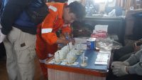 PETUGAS BNNK Karangasem saat menggelar tes urine terhadap kru kapal pengangkut BBM di Dermaga Pelabuhan Tanah Ampo, Manggis, Karangasem. Foto: ist PETUGAS BNNK Karangasem saat menggelar tes urine terhadap kru kapal pengangkut BBM di Dermaga Pelabuhan Tanah Ampo, Manggis, Karangasem. Foto: ist