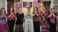 KETUA Dekranasda Kabupaten Karangasem, Mas Parwata, foto bersama Ketua Dekranasda Provinsi Bali, Putri Suastini Koster, di depan stand milik Kabupaten Karangasem dalam Pameran Kerajinan Nusantara (Kriyanusa) 2026 di Jakarta International Convention Center (JICC), Senayan, Jakarta. Foto: ist KETUA Dekranasda Kabupaten Karangasem, Mas Parwata, foto bersama Ketua Dekranasda Provinsi Bali, Putri Suastini Koster, di depan stand milik Kabupaten Karangasem dalam Pameran Kerajinan Nusantara (Kriyanusa) 2026 di Jakarta International Convention Center (JICC), Senayan, Jakarta. Foto: ist