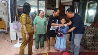 KELUARGA besar SDN 2 Penatih menunjukkan solidaritas tinggi dengan menyerahkan bantuan donasi kepada salah satu siswanya, Alisa Satna Fitri, yang menjadi korban musibah kebakaran. Foto: ist KELUARGA besar SDN 2 Penatih menunjukkan solidaritas tinggi dengan menyerahkan bantuan donasi kepada salah satu siswanya, Alisa Satna Fitri, yang menjadi korban musibah kebakaran. Foto: ist