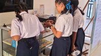 SISWA SMPN 17 Denpasar saat berbelanja di Kantin Kejujuran. Foto: ist SISWA SMPN 17 Denpasar saat berbelanja di Kantin Kejujuran. Foto: ist