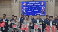 KAPOLRES Gianyar, AKBP James I.S. Rajagukguk bersama jajaran menunjukkan barang bukti kasus kejahatan selama September 2026. Foto: ist KAPOLRES Gianyar, AKBP James I.S. Rajagukguk bersama jajaran menunjukkan barang bukti kasus kejahatan selama September 2026. Foto: ist
