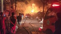 KEBAKARAN di sebuah gudang penyimpanan barang rongsokan di wilayah Sidan. Foto: ist KEBAKARAN di sebuah gudang penyimpanan barang rongsokan di wilayah Sidan. Foto: ist