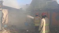 PETUGAS Damkar Kota Denpasar berupaya memadamkan kobaran api yang melanda sebuah gudang kembang api dan petasan di Jalan Siulan, Desa Penatih Dangin Puri, Denpasar Timur, Selasa (15/9/2026). Foto: ist PETUGAS Damkar Kota Denpasar berupaya memadamkan kobaran api yang melanda sebuah gudang kembang api dan petasan di Jalan Siulan, Desa Penatih Dangin Puri, Denpasar Timur, Selasa (15/9/2026). Foto: ist