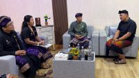 KETUA Bawaslu Badung, I Wayan Semara Cipta (dua kanan), berdiskusi usai menandatangani Perjanjian Kerja Sama (PKS) bersama SMK TI Bali Global Badung dalam program Gempar, Kamis (24/9/2026). Foto: ist KETUA Bawaslu Badung, I Wayan Semara Cipta (dua kanan), berdiskusi usai menandatangani Perjanjian Kerja Sama (PKS) bersama SMK TI Bali Global Badung dalam program Gempar, Kamis (24/9/2026). Foto: ist
