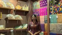 KETUA Dekranasda Klungkung, Eva Satria, berfoto di stan pameran Kriyanusa 2026 Kabupaten Klungkung di JICC, Jakarta. Foto: ist KETUA Dekranasda Klungkung, Eva Satria, berfoto di stan pameran Kriyanusa 2026 Kabupaten Klungkung di JICC, Jakarta. Foto: ist