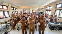 KEPALA Disdikpora Kota Denpasar, Anak Agung Gede Wiratama, foto bersama usai membuka Workshop Analisis Capaian Pembelajaran (CP) hingga Penyusunan Bahan Ajar Efektif bagi guru bahasa Bali SD se-Kota Denpasar yang digelar Kelompok Kerja Guru (KKG) Bahasa Bali Kota Denpasar. Foto: ist KEPALA Disdikpora Kota Denpasar, Anak Agung Gede Wiratama, foto bersama usai membuka Workshop Analisis Capaian Pembelajaran (CP) hingga Penyusunan Bahan Ajar Efektif bagi guru bahasa Bali SD se-Kota Denpasar yang digelar Kelompok Kerja Guru (KKG) Bahasa Bali Kota Denpasar. Foto: ist