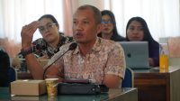 ANGGOTA KPU Provinsi Bali, I Gede John Darmawan, menyampaikan masukan terkait indikator Indeks Demokrasi Indonesia (IDI) dalam acara Sosialisasi Piloting Project Pengukuran IDI Kabupaten/Kota se-Bali di Gedung Bangsa Kesbangpol Provinsi Bali, Denpasar, Kamis (24/9/2026). Foto: ist ANGGOTA KPU Provinsi Bali, I Gede John Darmawan, menyampaikan masukan terkait indikator Indeks Demokrasi Indonesia (IDI) dalam acara Sosialisasi Piloting Project Pengukuran IDI Kabupaten/Kota se-Bali di Gedung Bangsa Kesbangpol Provinsi Bali, Denpasar, Kamis (24/9/2026). Foto: ist