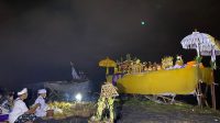WARGA keturunan Madura melaksanakan tradisi sakral “Ngaro” pada malam Purnama Kapat, Sabtu (26/9/2026) di Pantai Siut, Gianyar. Foto: ist WARGA keturunan Madura melaksanakan tradisi sakral “Ngaro” pada malam Purnama Kapat, Sabtu (26/9/2026) di Pantai Siut, Gianyar. Foto: ist