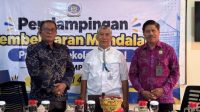 KEPALA SMK PGRI 4 Denpasar, I Ketut Suarya (kanan), foto bersama narasumber Hadi Soehartono, dari Balai Besar Pengembangan Penjaminan Mutu Pendidikan Vokasi (BBPPMPV), dan Ketua Komite SMK PGRI 4 Denpasar, IGB Wiadnyana (kiri), saat pendampingan Implementasi PM dan KKA. Foto: ist KEPALA SMK PGRI 4 Denpasar, I Ketut Suarya (kanan), foto bersama narasumber Hadi Soehartono, dari Balai Besar Pengembangan Penjaminan Mutu Pendidikan Vokasi (BBPPMPV), dan Ketua Komite SMK PGRI 4 Denpasar, IGB Wiadnyana (kiri), saat pendampingan Implementasi PM dan KKA. Foto: ist