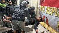 PETUGAS Polres Klungkung mengevakuasi I Gede Angga Saputra yang ditemukan tergeletak tak sadarkan diri di depan sebuah toko di Jalan Raya Menuh, Kelurahan Semarapura Tengah, Klungkung, Kamis (24/9/2026) dini hari. Foto: ist PETUGAS Polres Klungkung mengevakuasi I Gede Angga Saputra yang ditemukan tergeletak tak sadarkan diri di depan sebuah toko di Jalan Raya Menuh, Kelurahan Semarapura Tengah, Klungkung, Kamis (24/9/2026) dini hari. Foto: ist