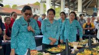 KETUA TP PKK Provinsi Bali, Putri Suastini Koster; didampingi Ketua TP PKK Kabupaten Bangli, Sariasih Sedana Arta, saat kegiatan Aksi Sosial "Bergerak dan Berbagi" di Kabupaten Bangli, Rabu (9/9/2026). Foto: ist KETUA TP PKK Provinsi Bali, Putri Suastini Koster; didampingi Ketua TP PKK Kabupaten Bangli, Sariasih Sedana Arta, saat kegiatan Aksi Sosial "Bergerak dan Berbagi" di Kabupaten Bangli, Rabu (9/9/2026). Foto: ist