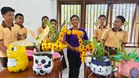 KEPALA SMPN 13 Denpasar, Ni Made Sukarini, bersama para siswa memamerkan karya inovatif pot tanaman unik dari galon bekas. Foto: ist KEPALA SMPN 13 Denpasar, Ni Made Sukarini, bersama para siswa memamerkan karya inovatif pot tanaman unik dari galon bekas. Foto: ist