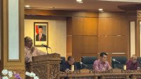 KOORDINATOR Pembahasan Raperda Perubahan APBD Provinsi Bali 2026, Gede Kusuma Putra (kiri), menyerahkan Pendapat Akhir DPRD kepada Ketua DPRD Dewa Made Mahayadnya. Foto: ist KOORDINATOR Pembahasan Raperda Perubahan APBD Provinsi Bali 2026, Gede Kusuma Putra (kiri), menyerahkan Pendapat Akhir DPRD kepada Ketua DPRD Dewa Made Mahayadnya. Foto: ist