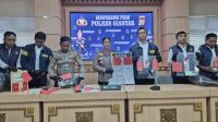 WAKAPOLRES Gianyar, Kompol Willa Jully Mendissa (tengah), didampingi Kasatreskrim AKP M. Guruh Firmansyah, Kasihumas Ipda Gusti Ngurah Suardita, serta personel reskrim memperlihatkan barang bukti hasil kejahatan di Polres Gianyar, Rabu (9/9/2026). Foto: ist WAKAPOLRES Gianyar, Kompol Willa Jully Mendissa (tengah), didampingi Kasatreskrim AKP M. Guruh Firmansyah, Kasihumas Ipda Gusti Ngurah Suardita, serta personel reskrim memperlihatkan barang bukti hasil kejahatan di Polres Gianyar, Rabu (9/9/2026). Foto: ist