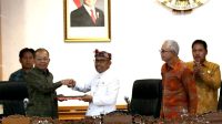 WAKIL Ketua I DPRD Bali, Disel Astawa (tengah), menyerahkan PU Fraksi kepada Gubernur Wayan Koster usai rapat paripurna DPRD Bali, Senin (14/9/2026). Foto: ist WAKIL Ketua I DPRD Bali, Disel Astawa (tengah), menyerahkan PU Fraksi kepada Gubernur Wayan Koster usai rapat paripurna DPRD Bali, Senin (14/9/2026). Foto: ist