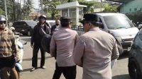 PERSONEL Polsek Blahbatuh membantu warga yang pingsan saat mengantre BBM di SPBU Desa Pering. Foto: ist PERSONEL Polsek Blahbatuh membantu warga yang pingsan saat mengantre BBM di SPBU Desa Pering. Foto: ist