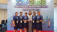 LIMA siswi SMPN 3 Denpasar yang tergabung dalam Astraea Team berhasil meraih Gold Medal pada ajang Indonesia Inventors Day (IID) 2026 berkat inovasi game edukasi PhonicLand untuk anak disleksia. Foto: ist LIMA siswi SMPN 3 Denpasar yang tergabung dalam Astraea Team berhasil meraih Gold Medal pada ajang Indonesia Inventors Day (IID) 2026 berkat inovasi game edukasi PhonicLand untuk anak disleksia. Foto: ist
