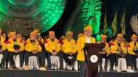 BAHLIL Lahadalia (di podium) saat memberi sambutan dengan gaya jenaka dan jajaran pengurus DPD Partai Golkar Bali duduk di barisan di belakangnya, Sabtu (3/10/2026). Foto: hen BAHLIL Lahadalia (di podium) saat memberi sambutan dengan gaya jenaka dan jajaran pengurus DPD Partai Golkar Bali duduk di barisan di belakangnya, Sabtu (3/10/2026). Foto: hen