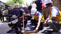 BUPATI Satria melakukan pengecekan kualitas peningkatan jalan di Banjar Sukawati - Pesinggahan, Kecamatan Dawan, Senin (5/10/2026). Foto: ist BUPATI Satria melakukan pengecekan kualitas peningkatan jalan di Banjar Sukawati - Pesinggahan, Kecamatan Dawan, Senin (5/10/2026). Foto: ist
