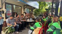 WAKAPOLDA Bali, Brigjenpol I Made Astawa, berdialog dan menyerap masukan para ojek online (ojol) saat kumpul bersama antara kepolisian dan ojol di Polsubsektor Diponegoro, Denpasar, Rabu (21/10/2026). Foto: ist WAKAPOLDA Bali, Brigjenpol I Made Astawa, berdialog dan menyerap masukan para ojek online (ojol) saat kumpul bersama antara kepolisian dan ojol di Polsubsektor Diponegoro, Denpasar, Rabu (21/10/2026). Foto: ist