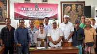 PEMILIK lahan dan perwakilan empat KK menandatangani perjanjian perdamaian dan pelepasan hak di Kantor Desa Batuan, Rabu (14/10/2026). Foto: ist PEMILIK lahan dan perwakilan empat KK menandatangani perjanjian perdamaian dan pelepasan hak di Kantor Desa Batuan, Rabu (14/10/2026). Foto: ist