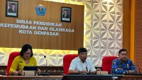 KABID Pemuda dan Olahraga Disdikpora Kota Denpasar, I Wayan Eka Apriana (tengah), saat memberikan arahan dalam kegiatan evaluasi pelaksanaan fasilitasi Kurikulum Anti Narkoba (IKAN) di lingkungan pendidikan Kota Denpasar, Kamis (1/10/2026). Foto: ist KABID Pemuda dan Olahraga Disdikpora Kota Denpasar, I Wayan Eka Apriana (tengah), saat memberikan arahan dalam kegiatan evaluasi pelaksanaan fasilitasi Kurikulum Anti Narkoba (IKAN) di lingkungan pendidikan Kota Denpasar, Kamis (1/10/2026). Foto: ist