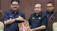 WAKIL Bupati Gianyar, Anak Agung Gde Mayun, menyampaikan enam rancangan peraturan daerah sekaligus Nota Keuangan Rancangan APBD Gianyar 2027 pada sidang paripurna di DPRD Gianyar, Rabu (7/10/2026). Foto: ist WAKIL Bupati Gianyar, Anak Agung Gde Mayun, menyampaikan enam rancangan peraturan daerah sekaligus Nota Keuangan Rancangan APBD Gianyar 2027 pada sidang paripurna di DPRD Gianyar, Rabu (7/10/2026). Foto: ist