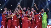 timnas angkat trofi